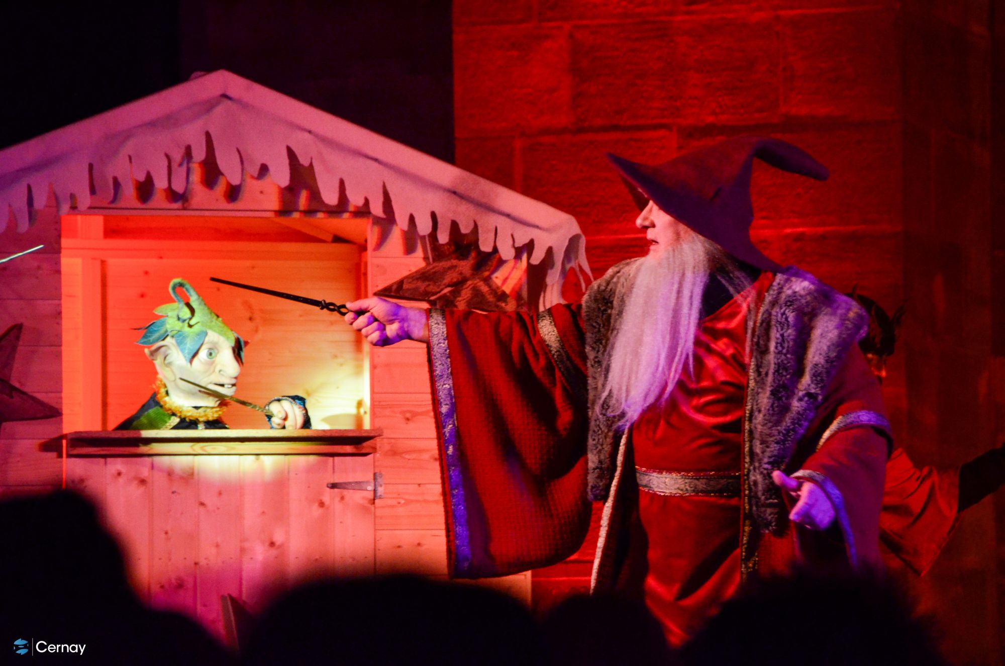 Spectacle l'Horloge Magique du Père Noël à Cernay On y voit le Père Noël et un lutin marionnette.