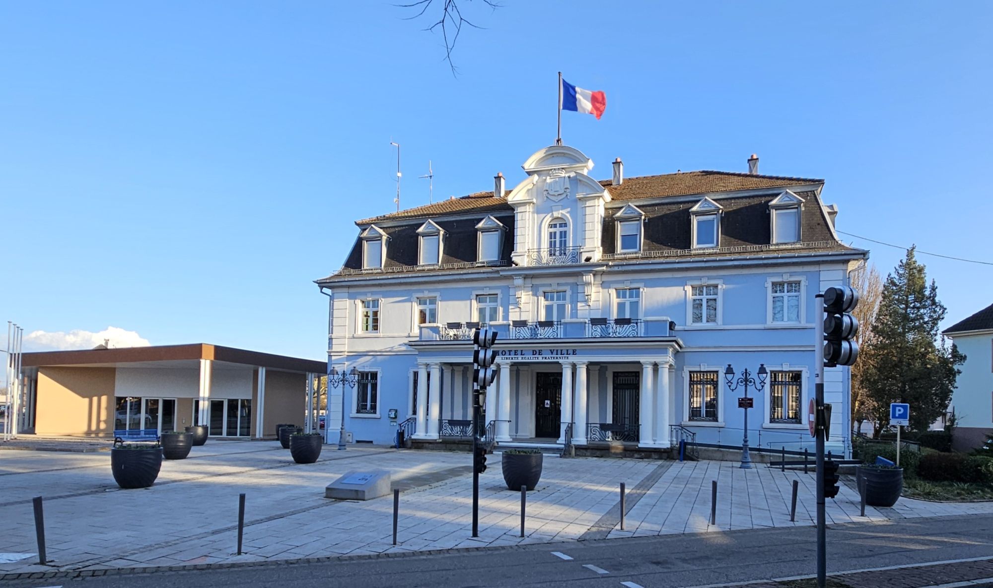 Nouvelle annexe de la mairie - Nouvelle salle du CM 2026 On y voit la mairie de Cernay et le batiment de la nouvelle salle du Conseil Municipal