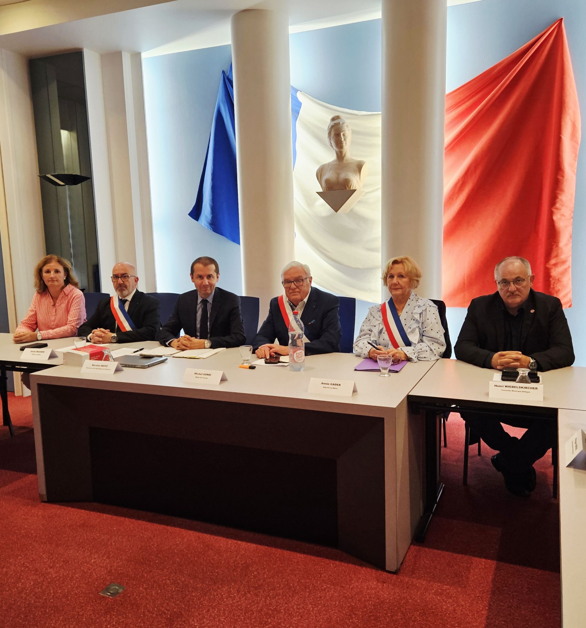 On y voit Michel Sordi, Maire de Cernay et Nicolas Heitz procureur de la république