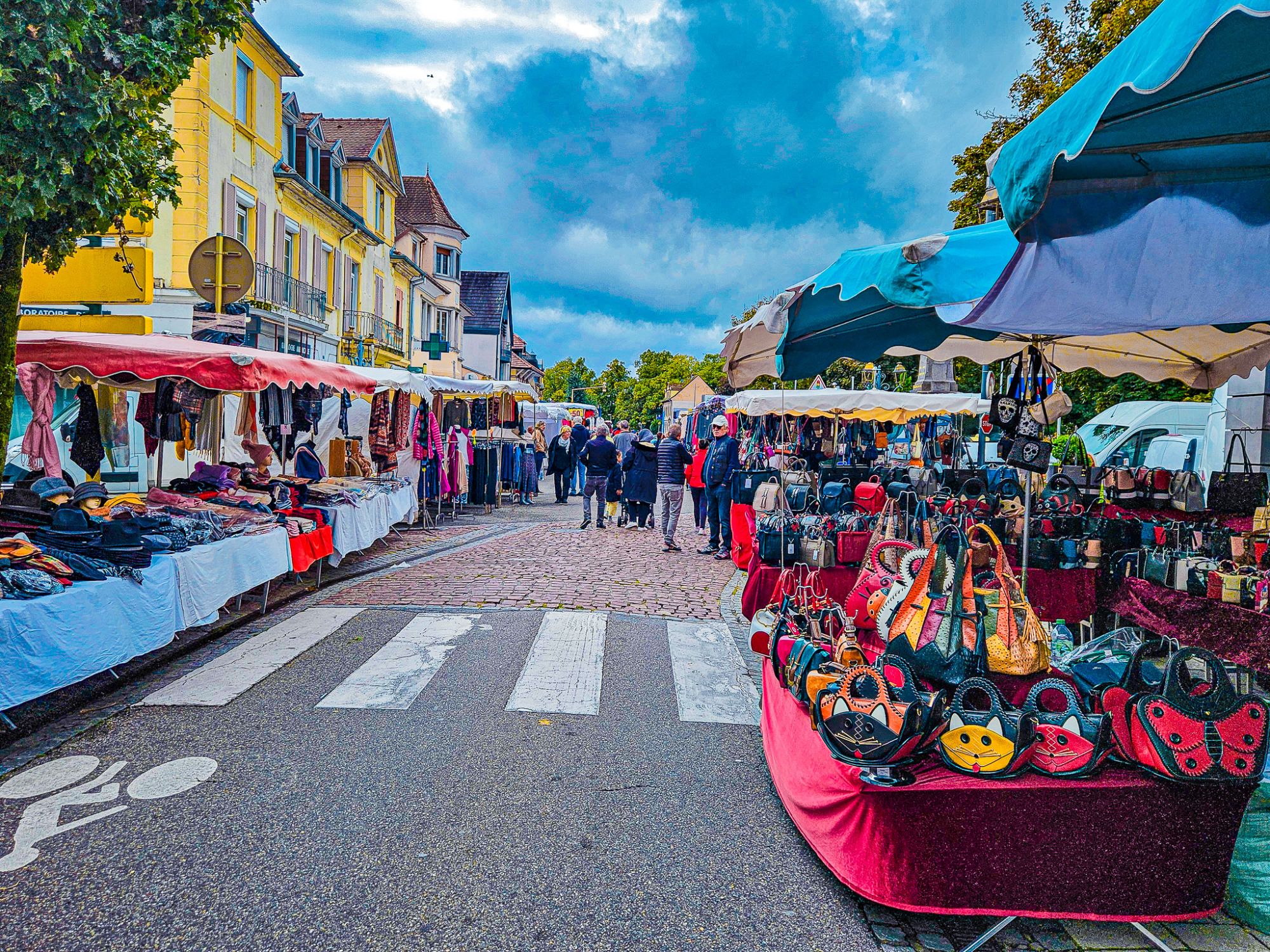 On y voit des stands dans les rues de Cernay.