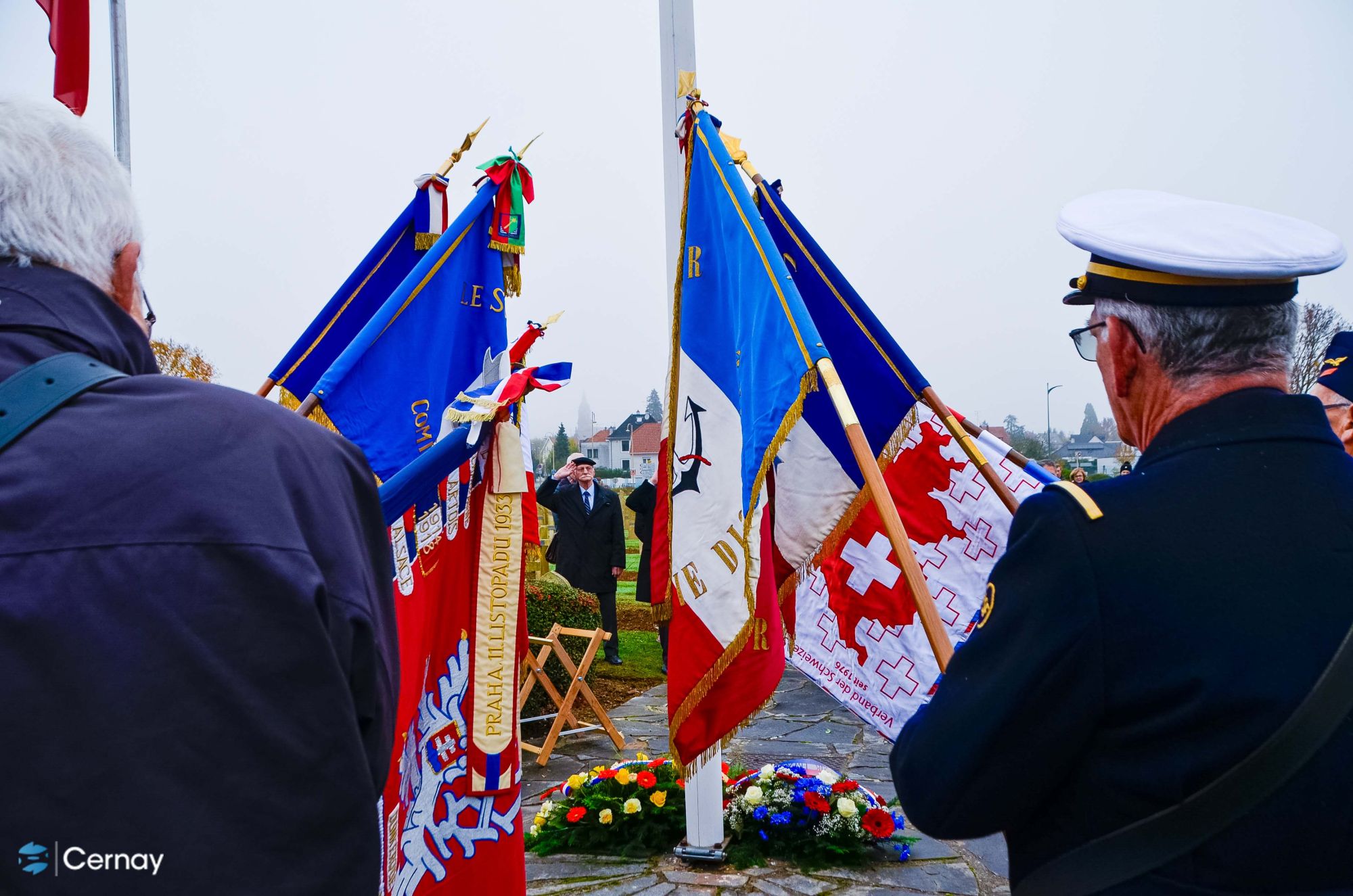 On y voit des portes drapeaux avec leurs drapeaux en cercle