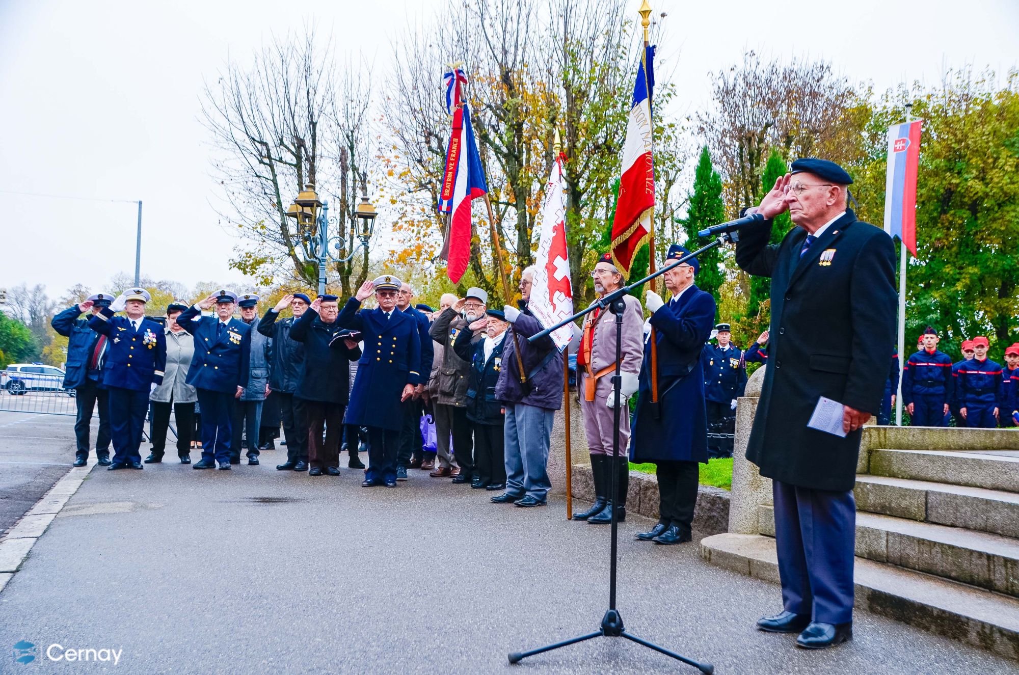 On y voit des personnalités et des militaires devant le monument aux morts de Cernay