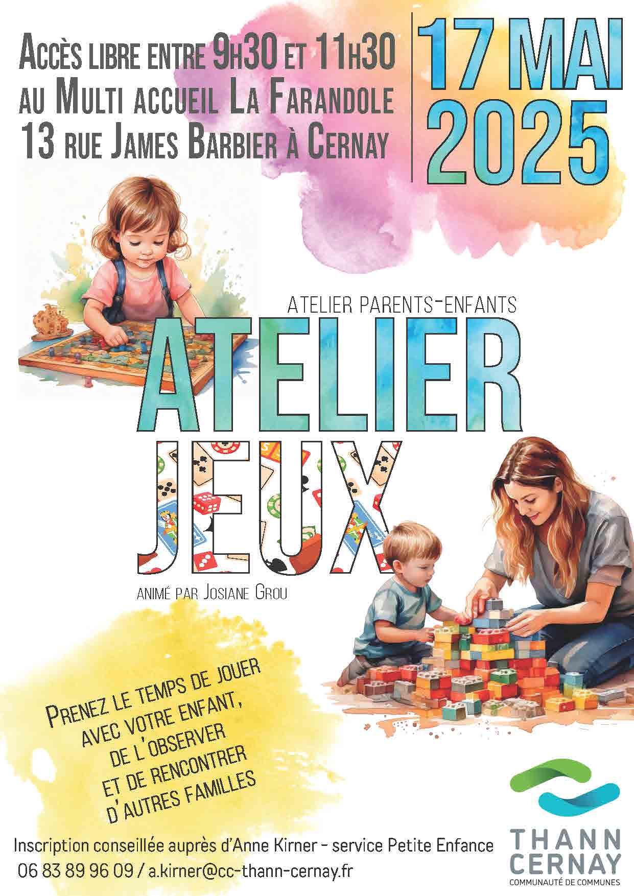 On y voit des enfants qui jouent à des jeux de construction et un adulte qui les acoompagne.