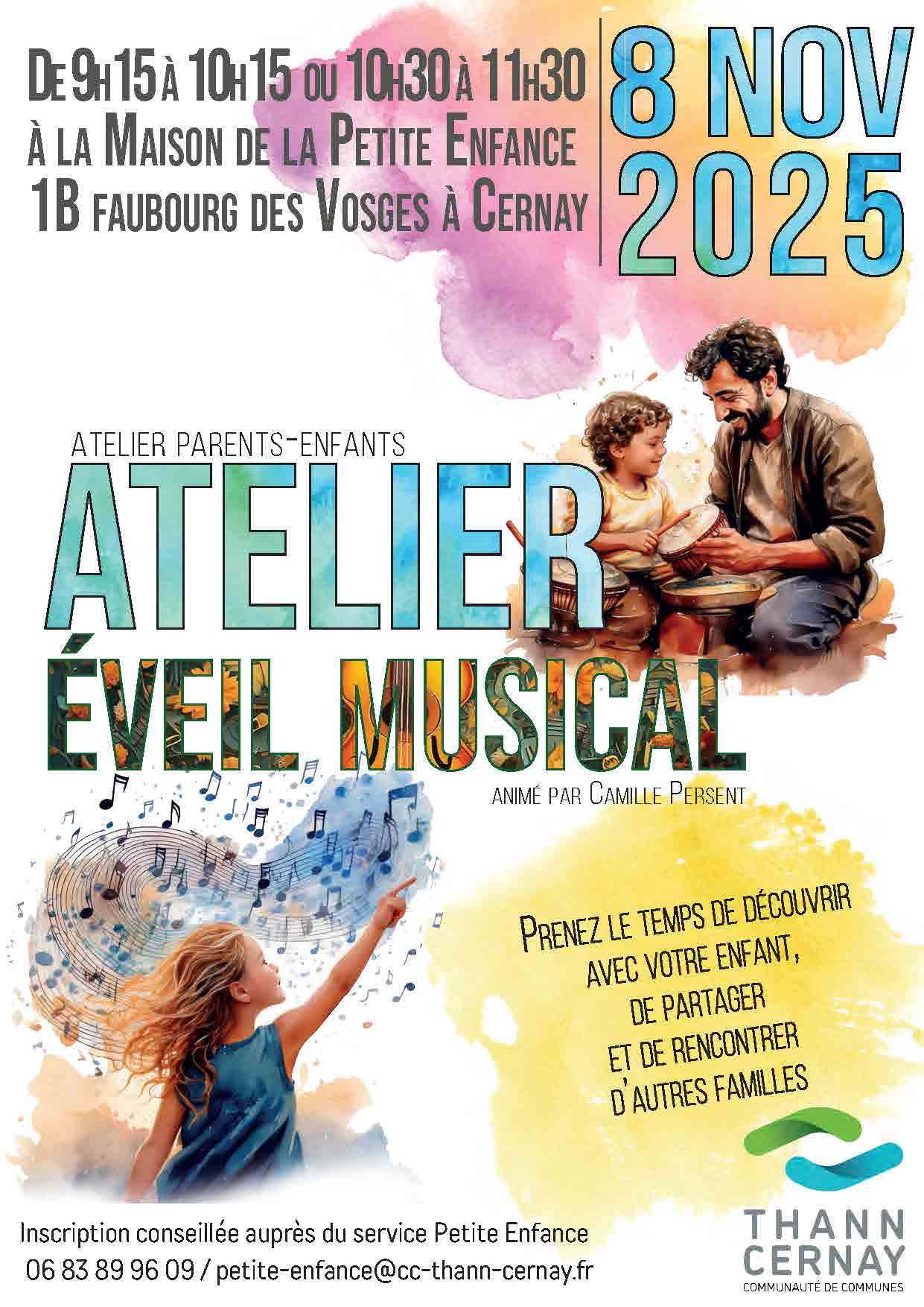 251108 - Atelier Eveil Musical - Com Com Petite Enfance On y voit une enfant qui montre du doigt une partition de musique et il y a aussi une homme qui fait découvrir des tambourains à un enfant