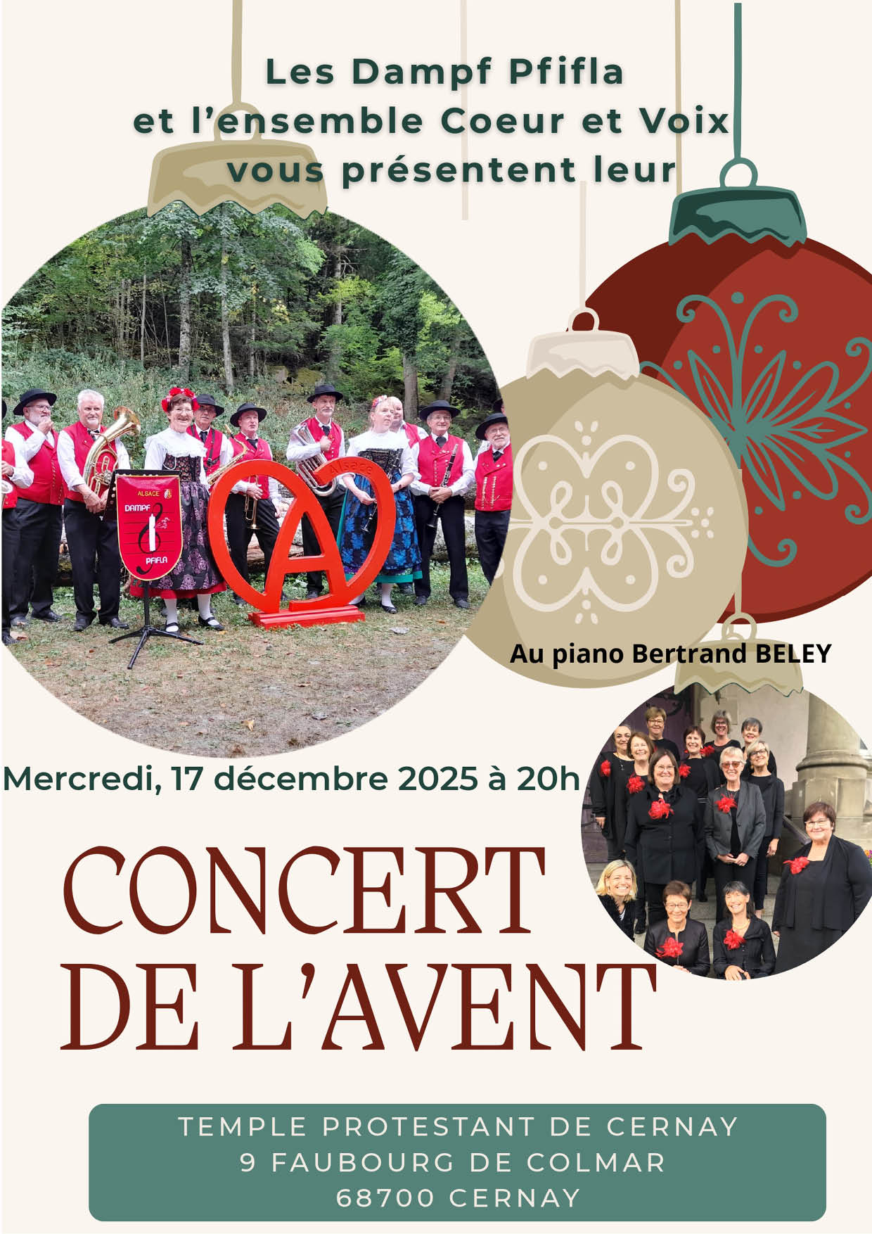 On y vous les deux formations musicales et deux grandes boules de Noël