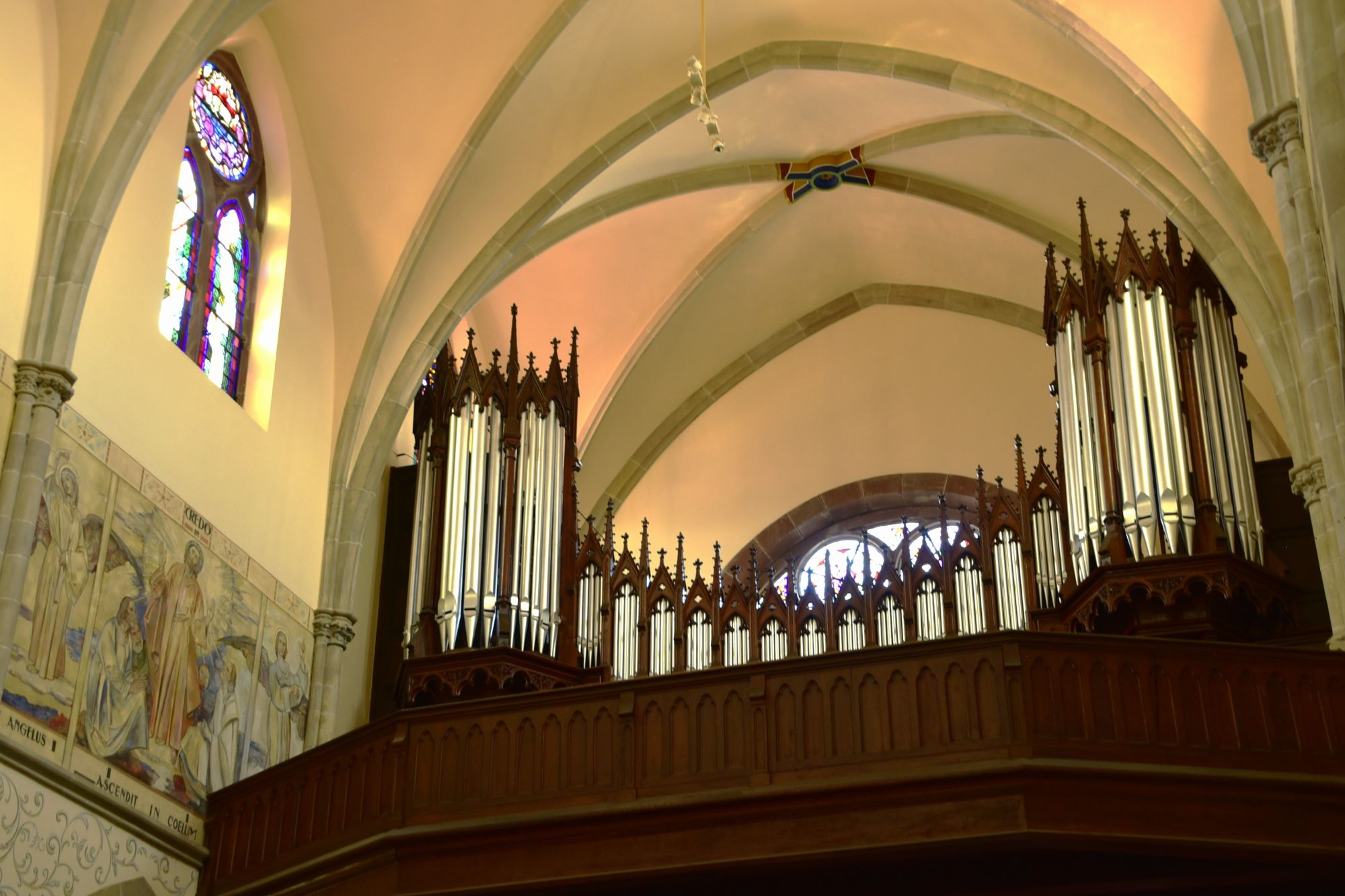 on y voit l'orgue de l'église Saint Etienne de Cernay