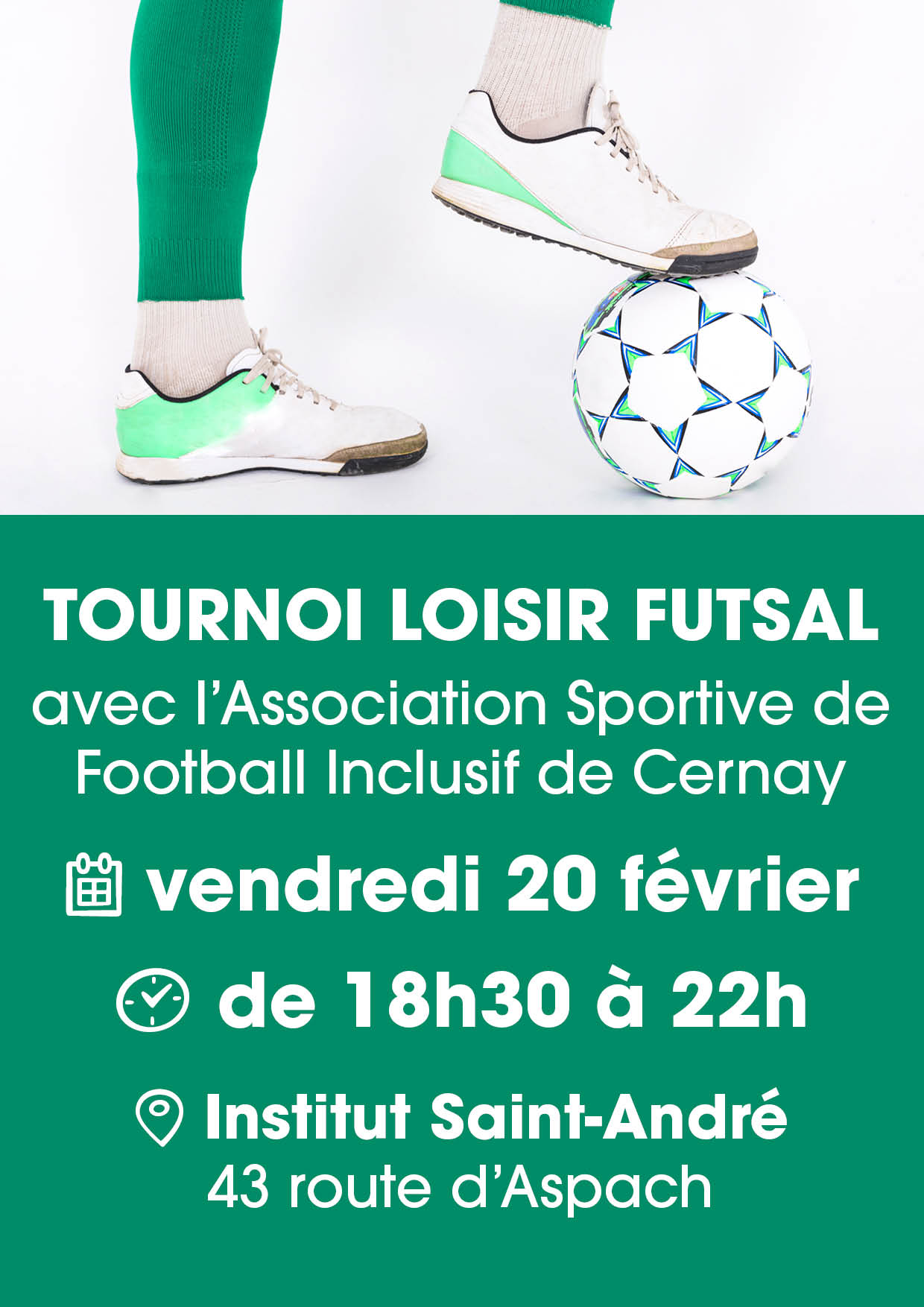 On y voit deux pieds avec des chausettes vertes, des baskets de futsal et une balle.