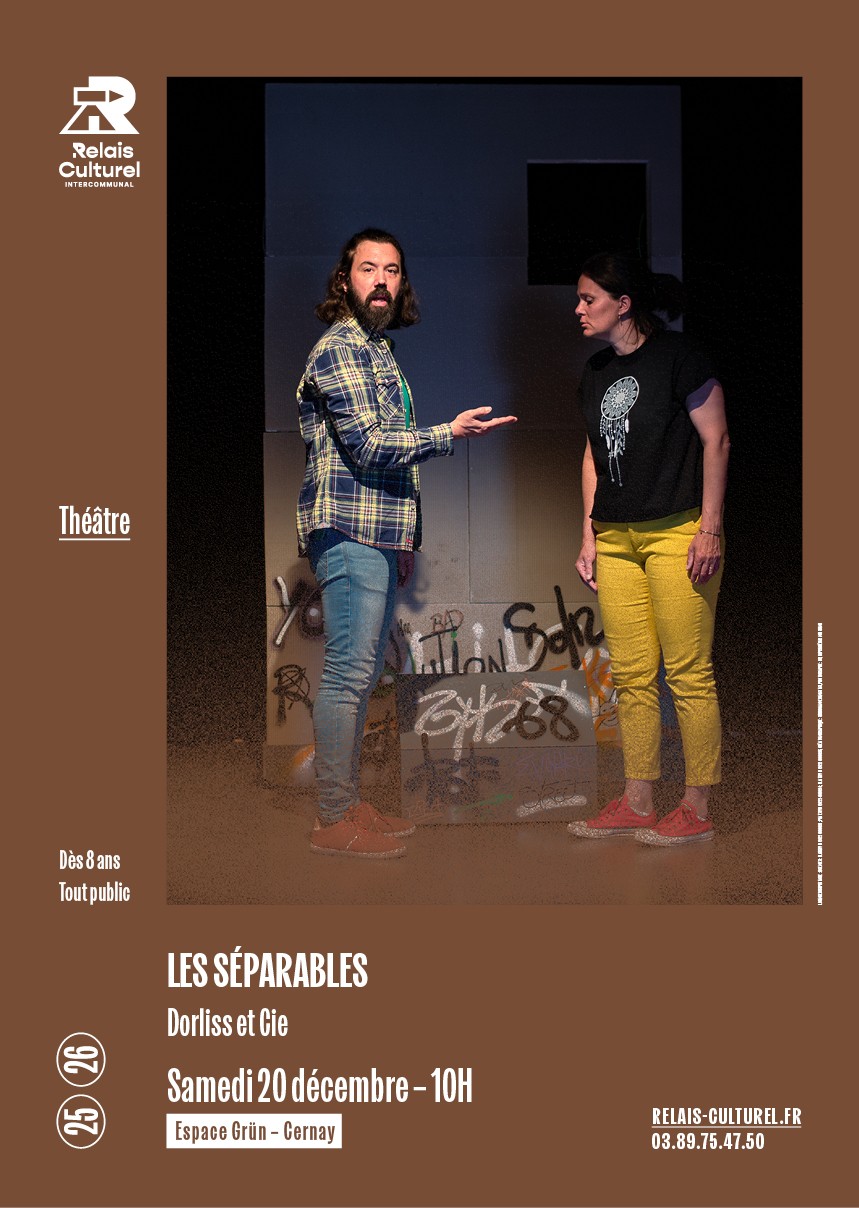 Spectacle LES SEPARABLES le 20-12-25 à 10h à l'Espace Grün de Cernay On y voit deux commédiens sur une scène devant un mur en décors avec des graffitis