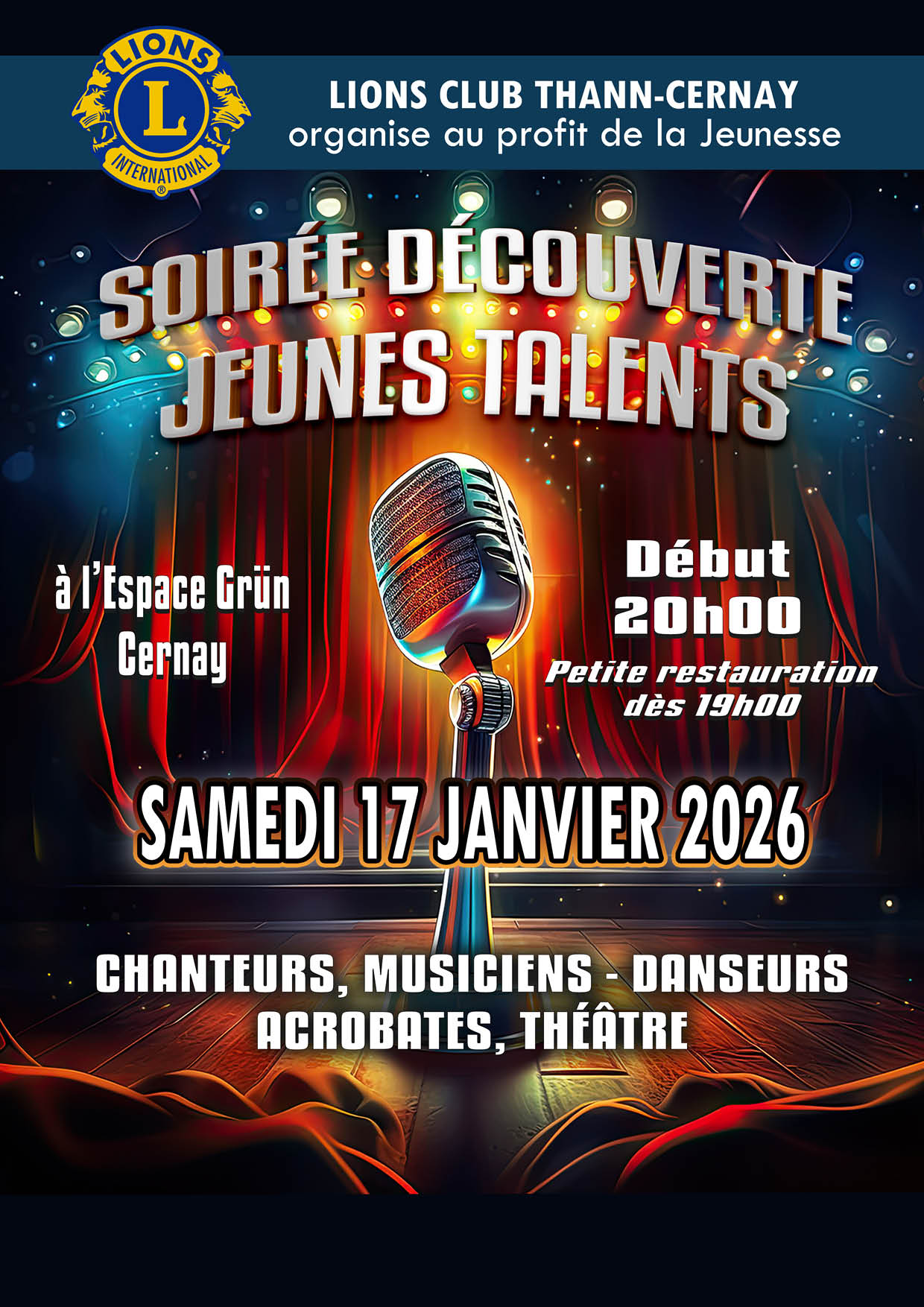 On y voit un micro sur une sc&egrave;ne avec des rideaux rouges et des fauteuils de spectacle rouges