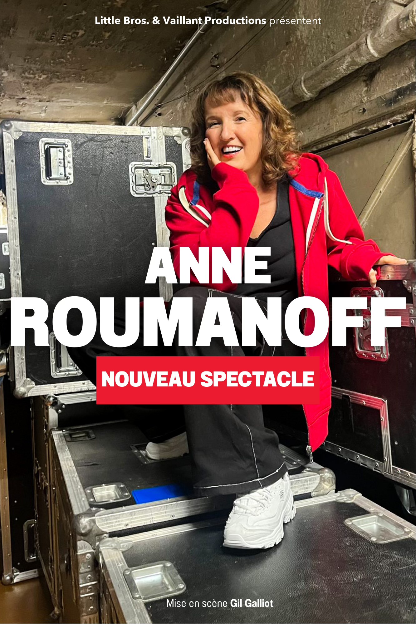 On y voit Anne Roumanoff sur des malles de mat&eacute;riel sc&eacute;nique