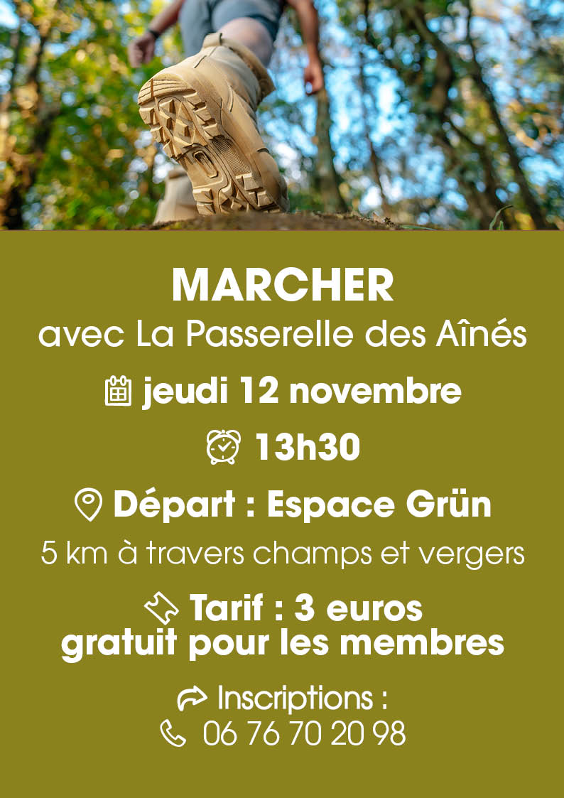 On y voit des chaussures de marche aux pieds d'une personne qui marche en for&ecirc;t