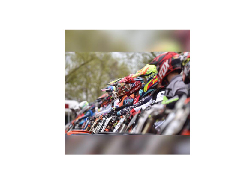 C'est une photo avec une rangée de moto cross et leurs pilotes
