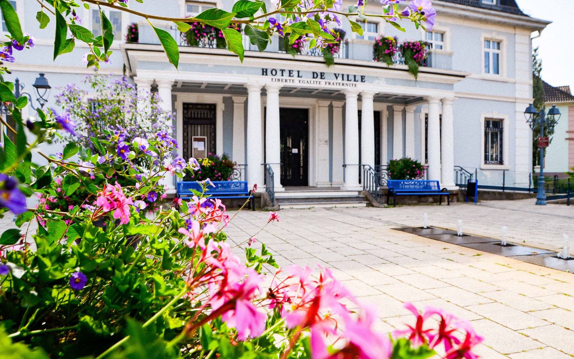 Vue de l'entrée de la Mairie de Cernay en été