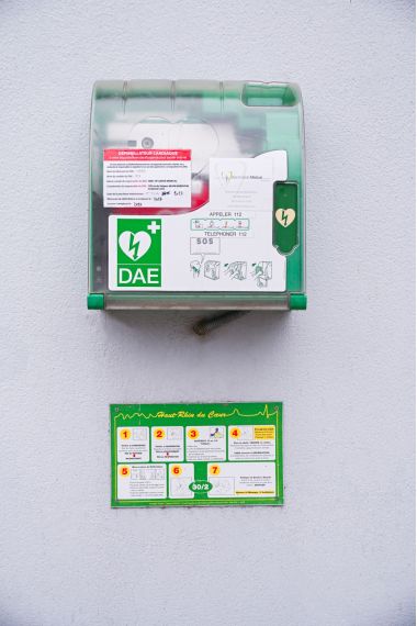 D&eacute;fibrilateur vert devant la mairie