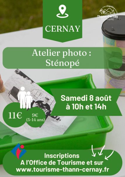 On y voit un bac avec du liquide et une photo qui y trempe.